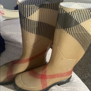 Burberry rain boats